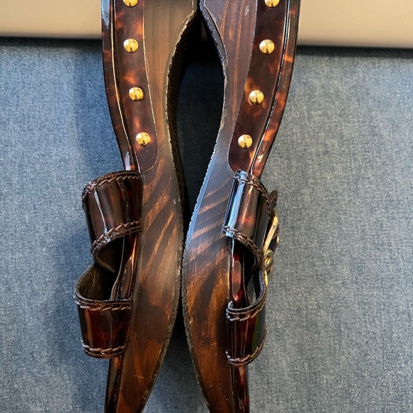 STUART WEITZMAN MULE CROSS STRAP BUCKLE TORTOISE PATENT LEATHER 9.5M - Picture 12 of 15